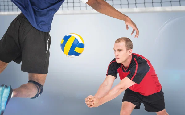 Sportman die zich voordeed tijdens het volleyballen — Stockfoto