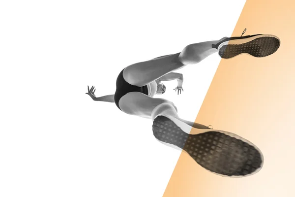 Immagine composita di salto atleta femminile ad angolo basso — Foto Stock