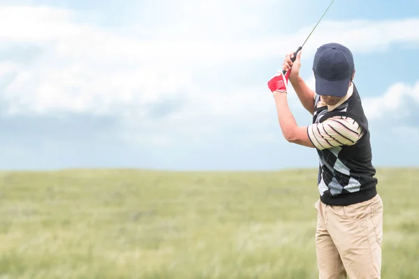 Muž hrající golf — Stock fotografie