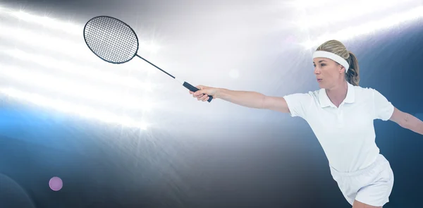 Kvinnliga idrottare spelar badminton — Stockfoto