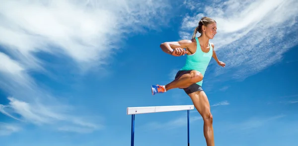 Sportlerin übt Hürden — Stockfoto