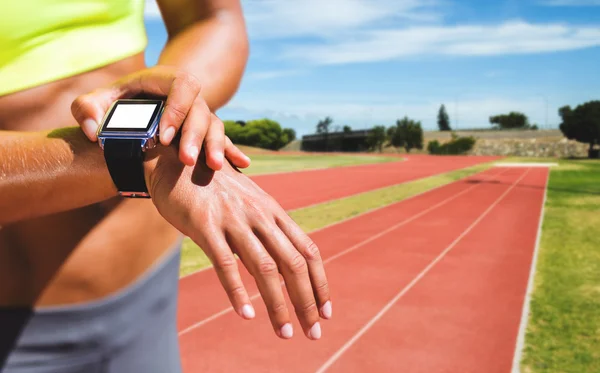 Olahragawan memakai jam tangan yang terhubung — Stok Foto