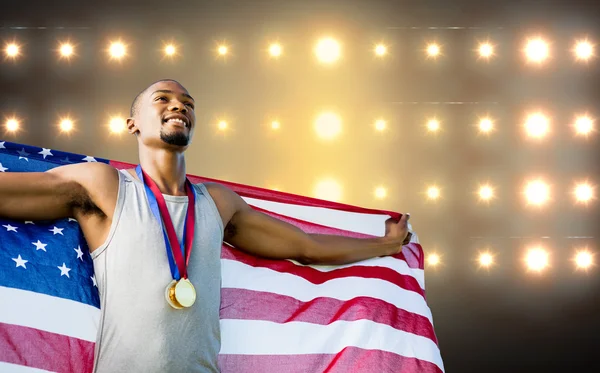 Sportif posant avec drapeau américain — Photo