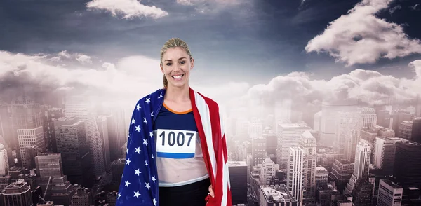Atlet med amerikansk flagg innpakket – stockfoto
