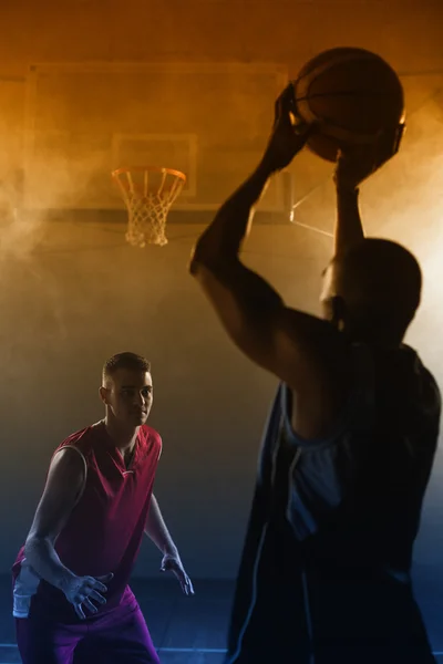 Twee mannen die basketbal spelen — Stockfoto