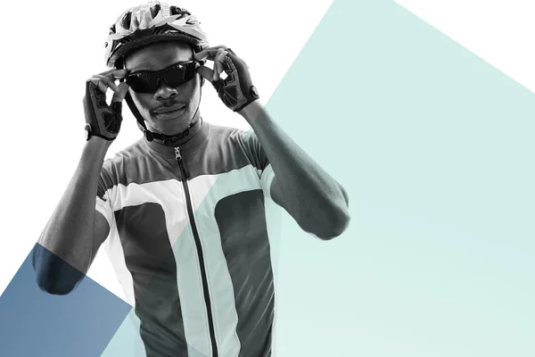 Cyklisten poserar i glasögon — Stockfoto