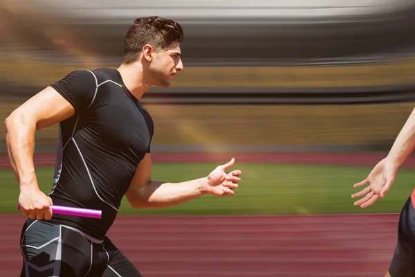 Спортсмен біжить естафетами — стокове фото