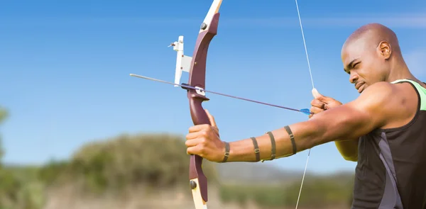 Sportivo che pratica tiro con l'arco — Foto Stock