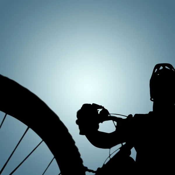 Homem de bicicleta com bicicleta de montanha — Fotografia de Stock