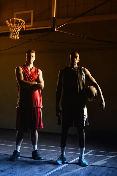 Jogadores de basquete olhando para a câmera — Fotografia de Stock