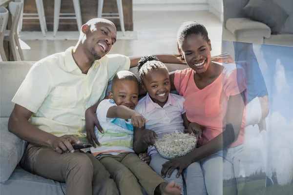 Familia viendo deporte en la televisión —  Fotos de Stock