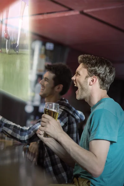 Amis regarder match de sport à la télévision — Photo