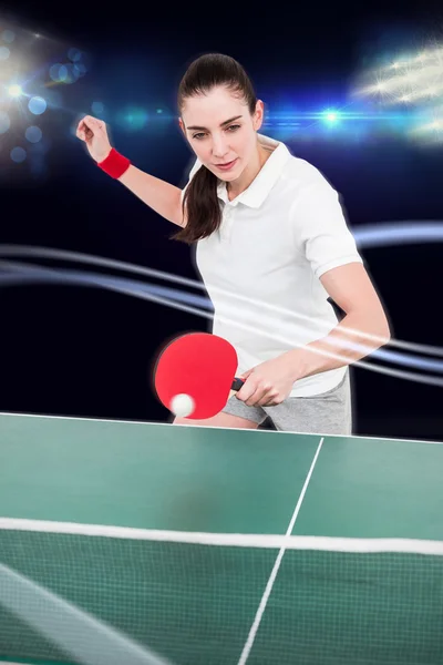 Atleta femenina jugando ping pong — Foto de Stock