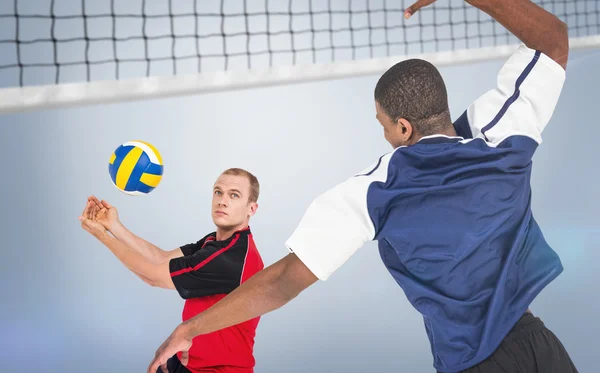 Sportifs posant tout en jouant au volleyball — Photo