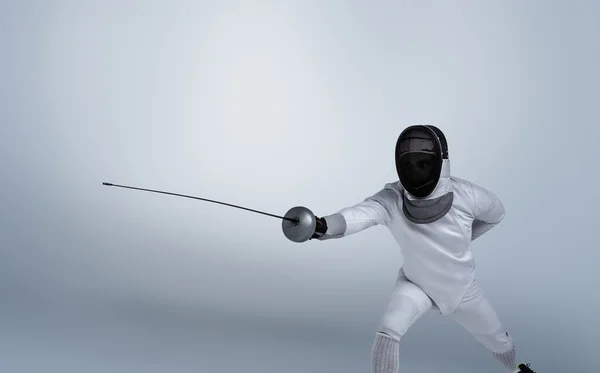 Pria yang mengenakan jas berlatih dengan pedang — Stok Foto