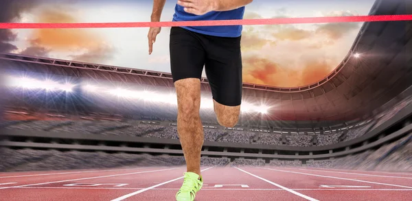 Pés de atleta correndo contra pista de corrida — Fotografia de Stock