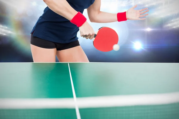 Ping pong gracz uderzając piłkę — Zdjęcie stockowe