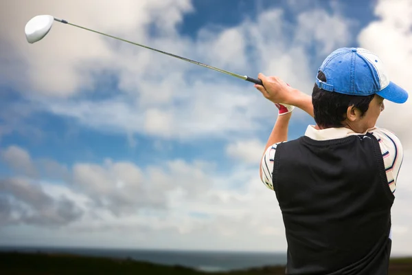 Koncentruje się człowiek gry w golfa — Zdjęcie stockowe