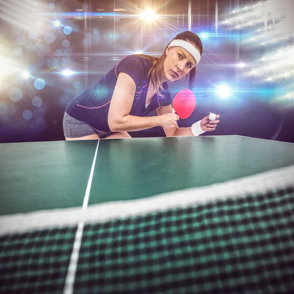 Atleta jugando tenis de mesa — Foto de Stock