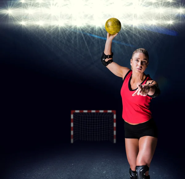 Atleta com cotovelo almofadas jogando handebol — Fotografia de Stock