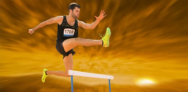 Atletische man beoefenen springruiter — Stockfoto