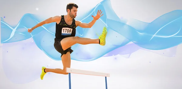Atletico uomo pratica show jumping — Foto Stock