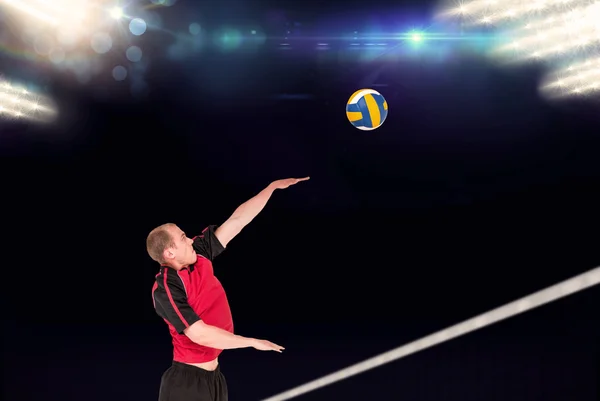 Un sportif frappe au volleyball — Photo