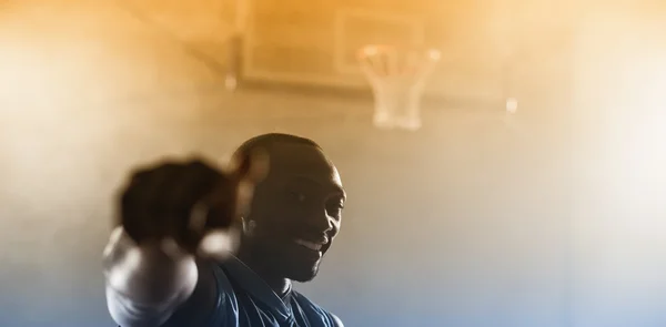 Basketbalspeler in gymzaal — Stockfoto