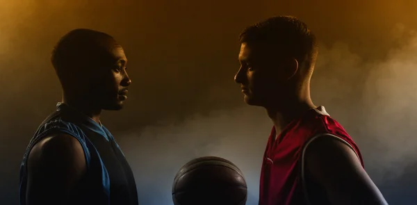 Dos jugadores de baloncesto mirándose. — Foto de Stock