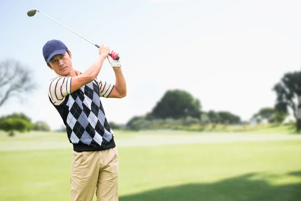 Uomo che gioca a golf — Foto Stock