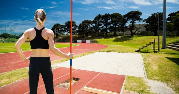 Sportlerin posiert mit Speerwurf — Stockfoto