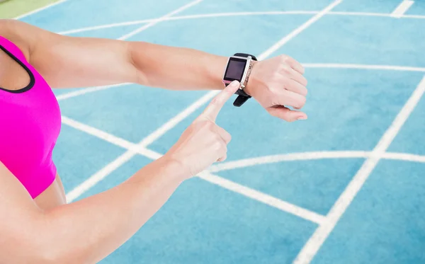 Atleet met behulp van slimme horloge — Stockfoto