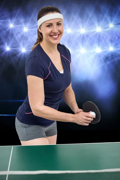Atleta posando mientras juega ping pong — Foto de Stock