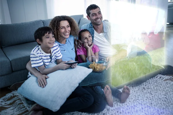 Familie kijken naar sport op televisie — Stockfoto