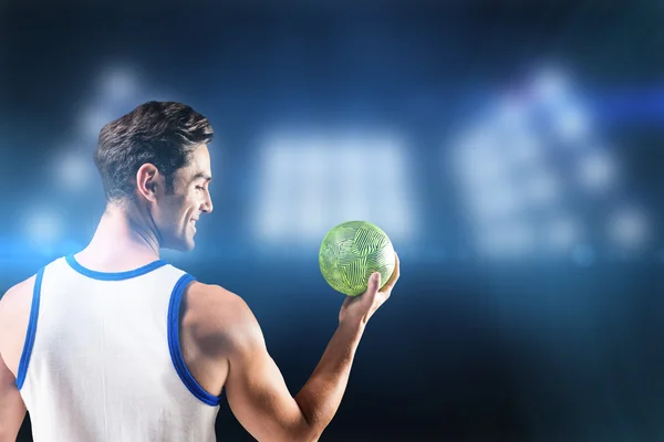 Atleta masculino segurando bola — Fotografia de Stock