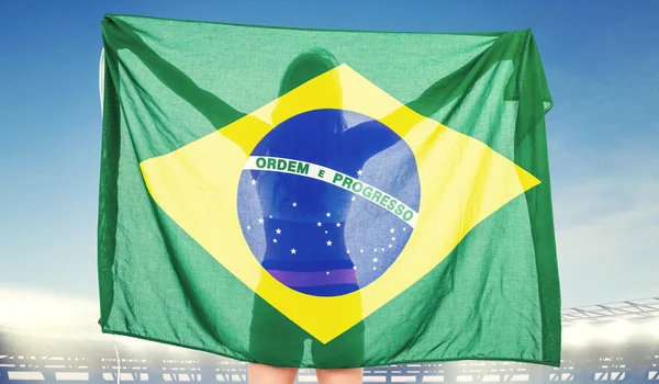 Atleta posando con bandera brasileña después de la victoria — Foto de Stock