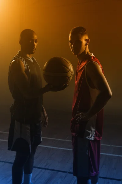 Deux joueurs de basket tenant le basket — Photo