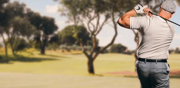 Golf player taking shot — стоковое фото