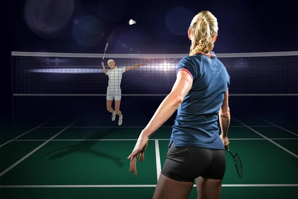 Badmintonspelare spelar badminton — Stockfoto