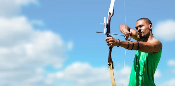 Man practicing archery — Stock Photo, Image