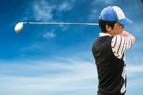 Fokussierter Mann beim Golfspielen — Stockfoto