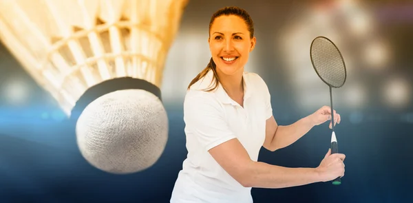 Vrouwelijke speler spelen badminton — Stockfoto