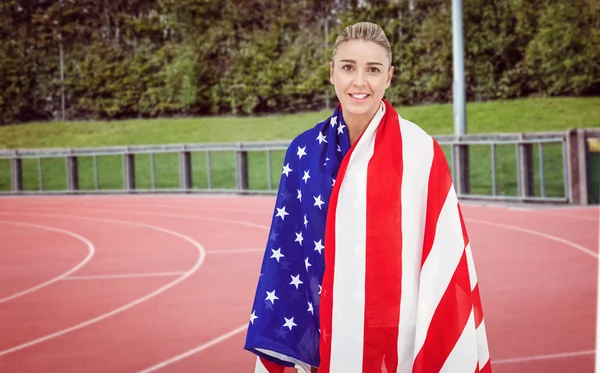 Sportovec s americkou vlajkou na bedrech — Stock fotografie