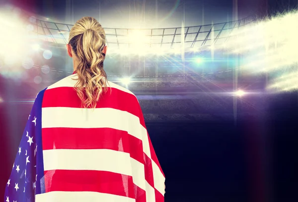 Sportowiec z amerykańską flagę owinięty wokół ciała — Zdjęcie stockowe