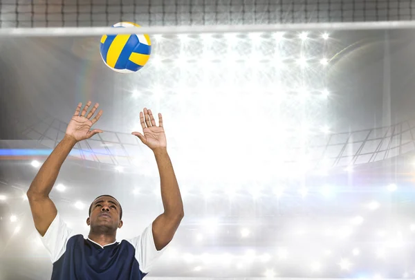 Deportista posando mientras juega voleibol — Foto de Stock