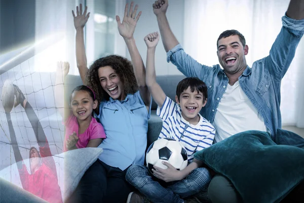 在电视上的家庭看体育比赛 — 图库照片