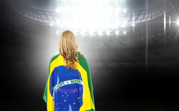 包まれたブラジルの国旗を持つ選手 — ストック写真