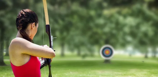 Sportswoman doing archery — Stock Photo, Image