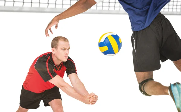 Спортсмен позирует во время игры в волейбол — стоковое фото