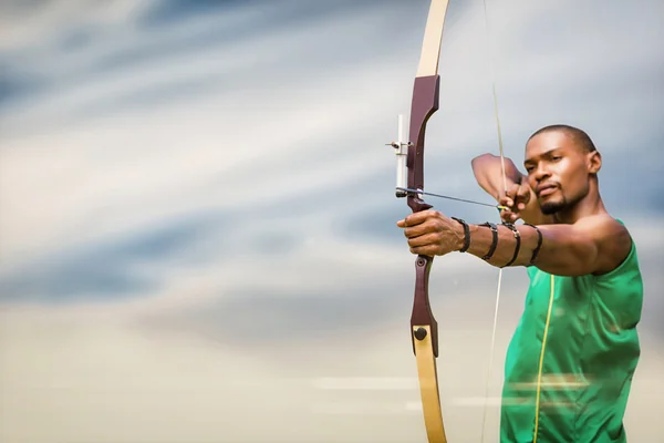 Desportista praticando tiro com arco — Fotografia de Stock